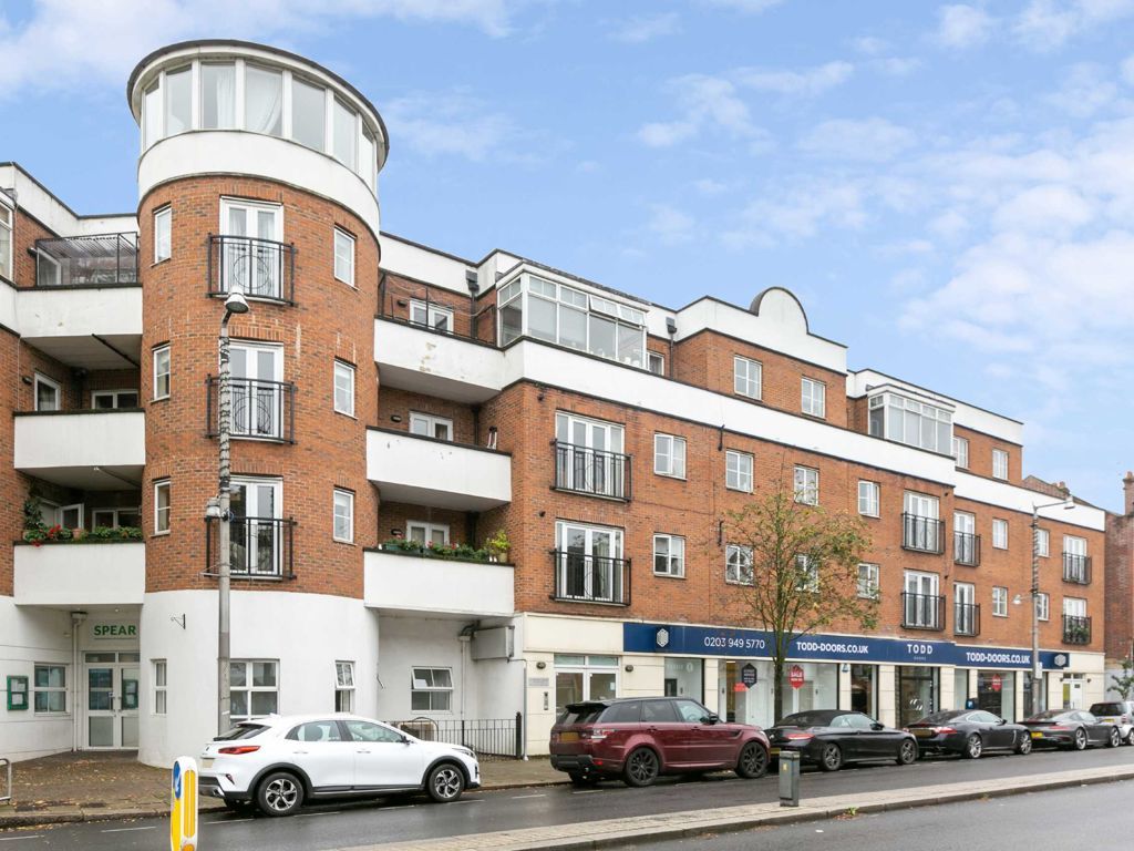 1 bed flat for sale in Heath Road, Twickenham TW1, £140,000
