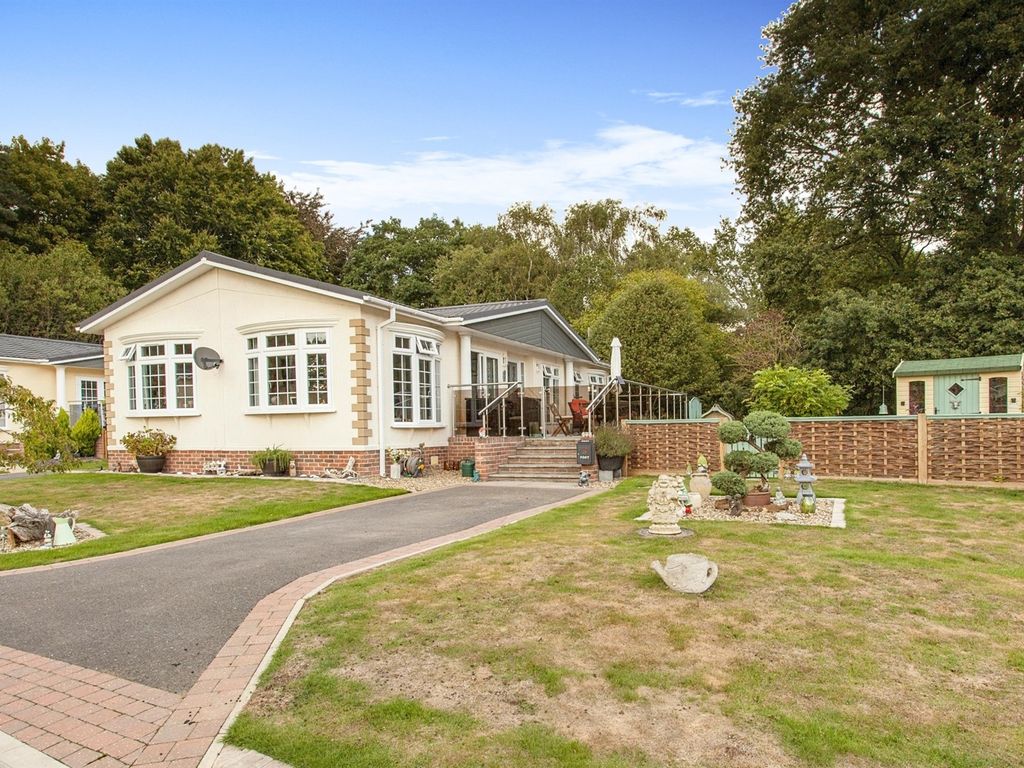 2 bed mobile/park home for sale in Woodlands Park, Haveringland, Norwich NR10, £280,000