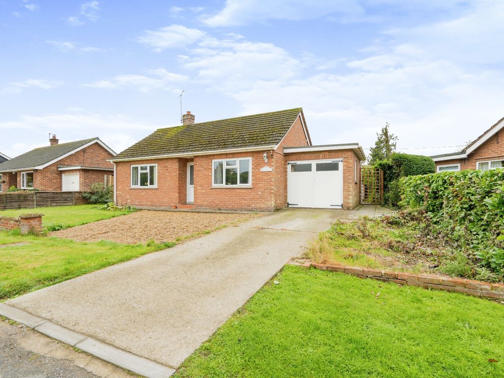 2 bed detached bungalow for sale in Occupation Road, Mattishall NR20, £260,000