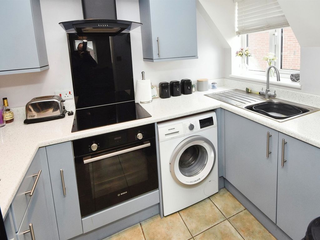 2 bed flat for sale in Jacquard Way, Braintree CM7, £175,000