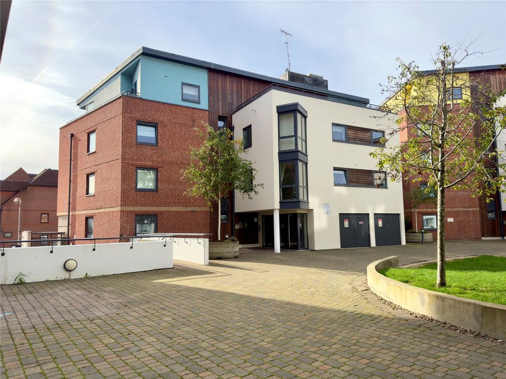 1 bed flat for sale in Camberley, Surrey GU15, £170,000