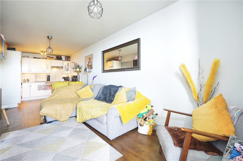 1 bed flat for sale in Bramlands Close, London SW11, £260,000