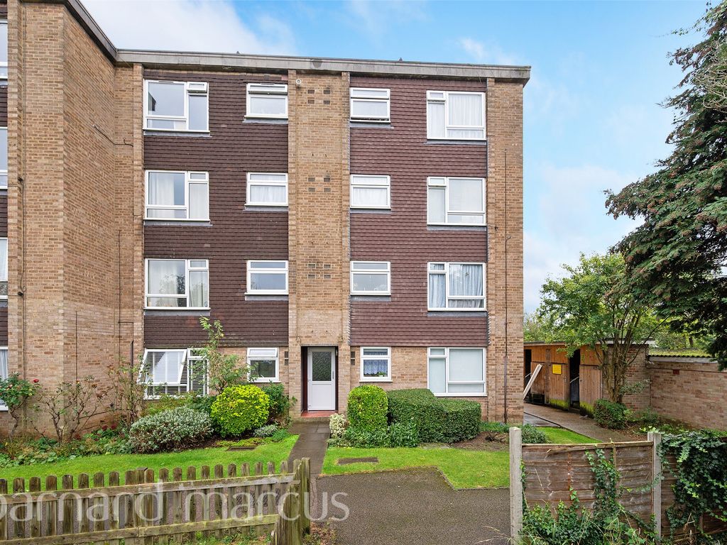 1 bed flat for sale in Stourton Avenue, Hanworth, Feltham TW13, £239,950