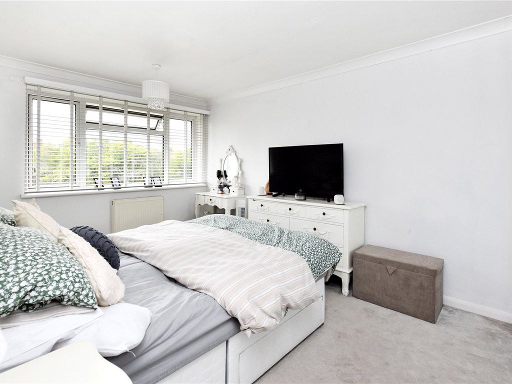 2 bed maisonette for sale in Barton Close, Bexleyheath, Kent DA6, £300,000