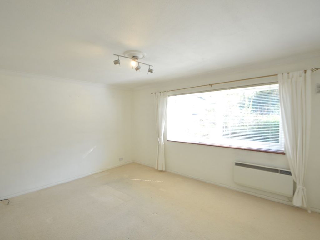 1 bed flat for sale in Elgin Road, Weybridge KT13, £235,000