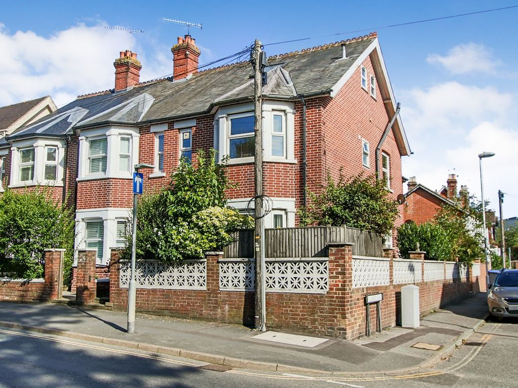 1 bed flat for sale in Station Road, East Grinstead RH19, £180,000