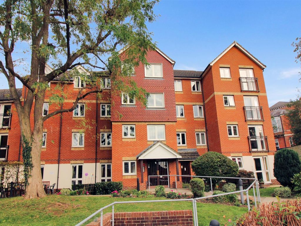 1 bed flat for sale in Willow Road, Aylesbury HP19, £100,000