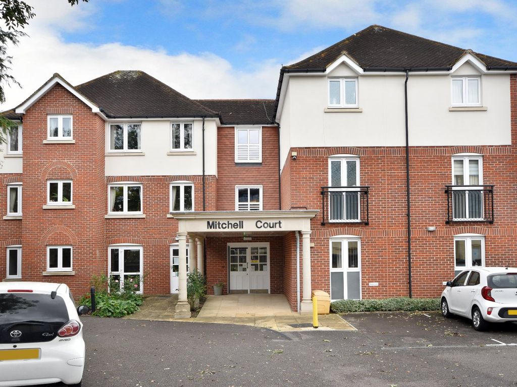 1 bed flat for sale in Massetts Road, Horley RH6, £150,000