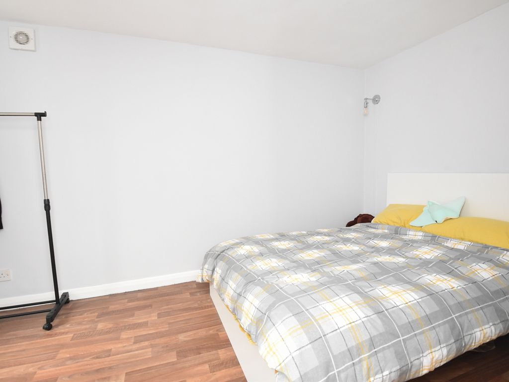 2 bed flat for sale in Wincanton, Somerset BA9, £130,000