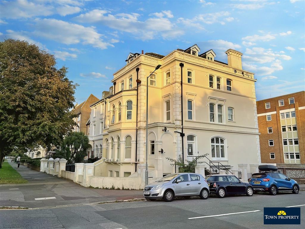 2 bed flat for sale in The Avenue, Eastbourne BN21, £189,950