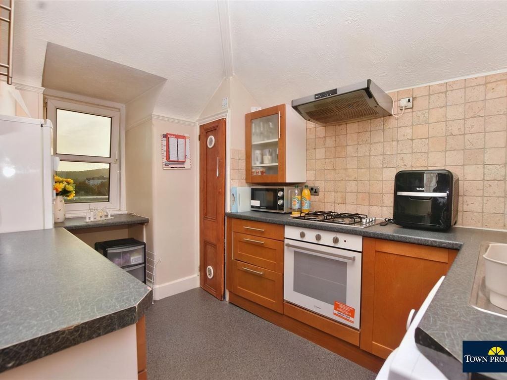 2 bed flat for sale in The Avenue, Eastbourne BN21, £189,950