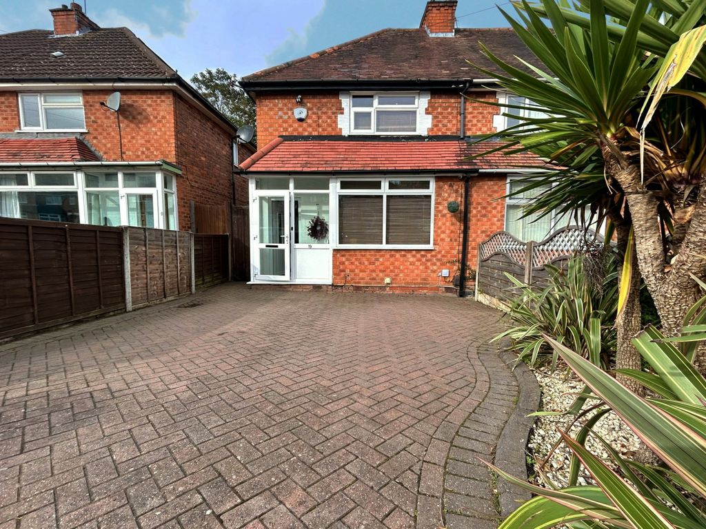 2 bed end terrace house for sale in Amberley Road, Solihull B92, £260,000