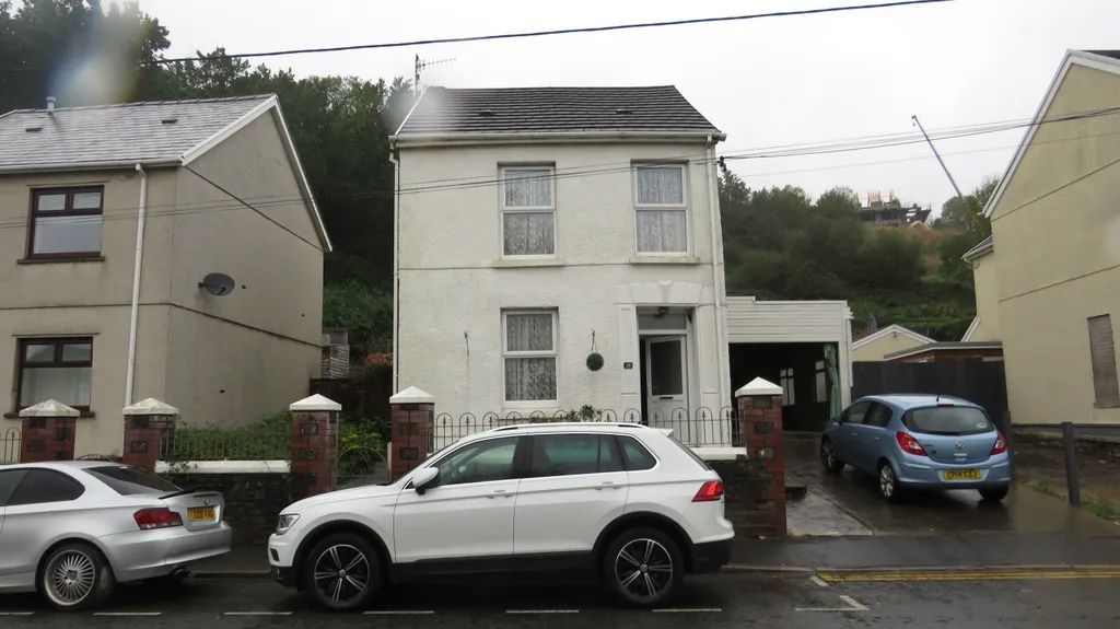 3 bed detached house for sale in Gwscwm Road, Burry Port SA16, £150,000