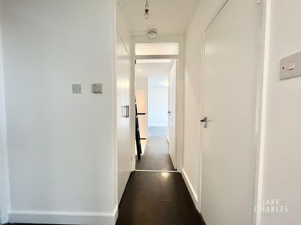 2 bed flat for sale in New Orleans Walk, London N19, £250,000