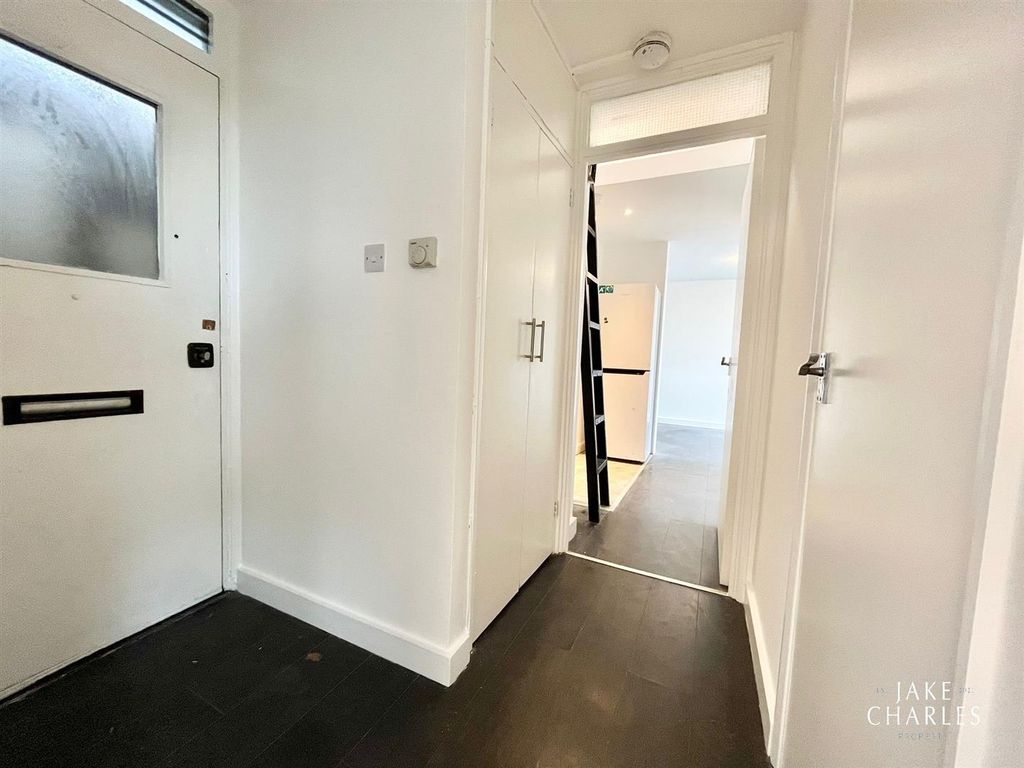 2 bed flat for sale in New Orleans Walk, London N19, £250,000