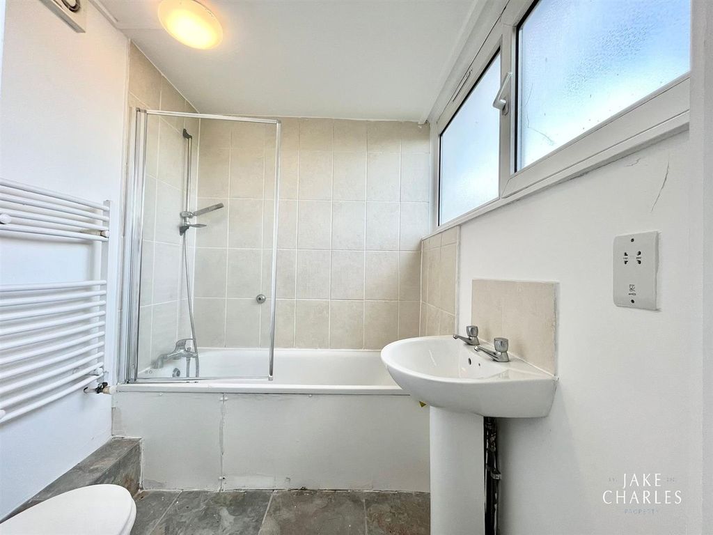 2 bed flat for sale in New Orleans Walk, London N19, £250,000