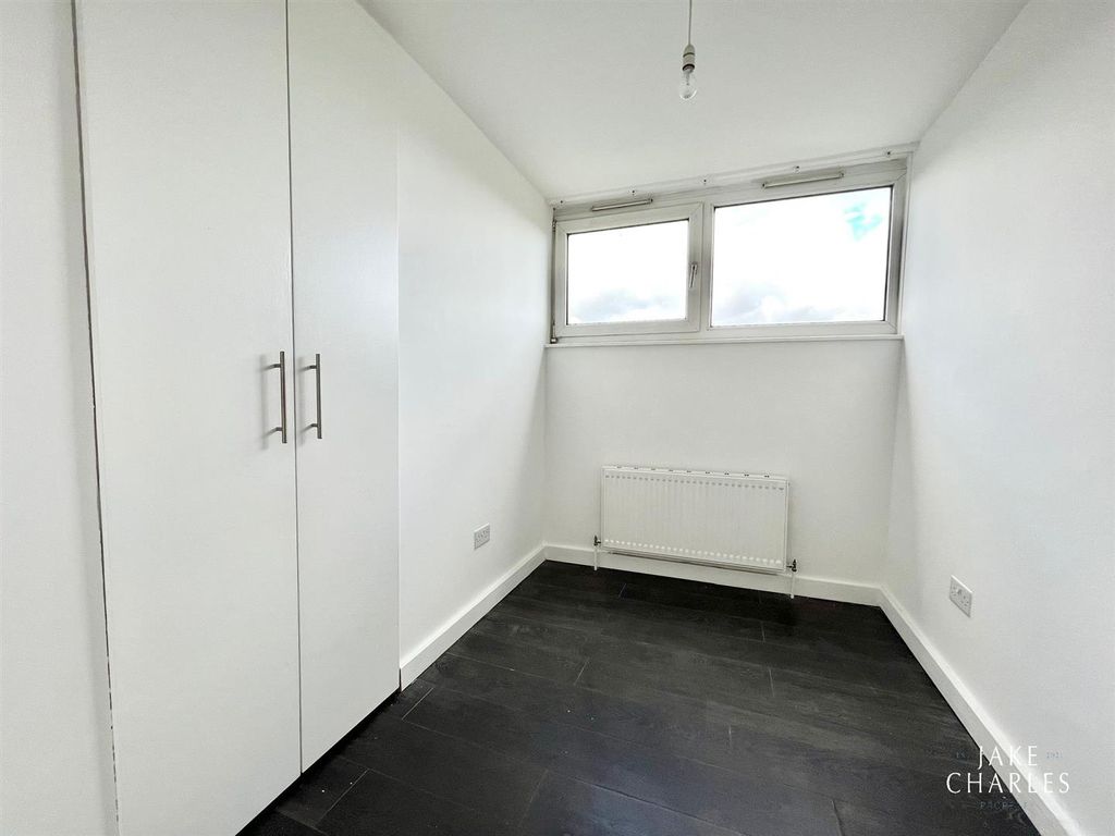 2 bed flat for sale in New Orleans Walk, London N19, £250,000