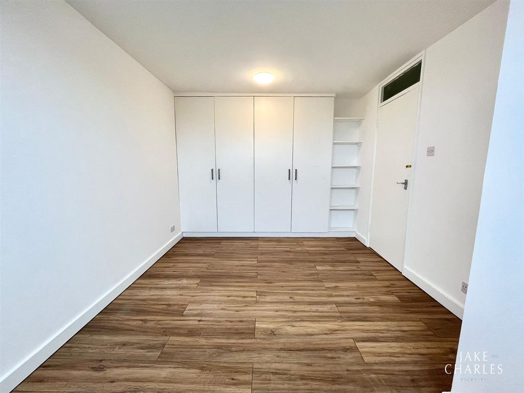 2 bed flat for sale in New Orleans Walk, London N19, £250,000