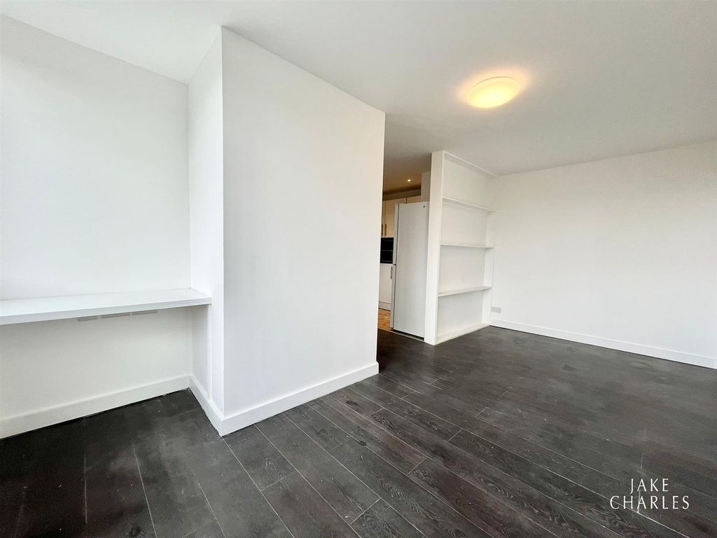 2 bed flat for sale in New Orleans Walk, London N19, £250,000