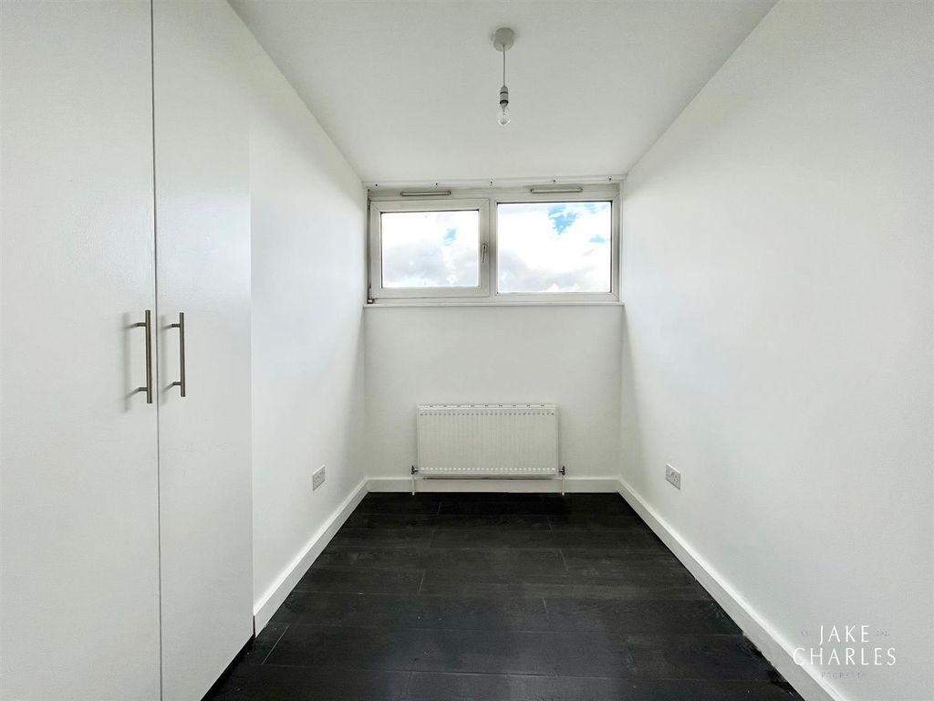 2 bed flat for sale in New Orleans Walk, London N19, £250,000