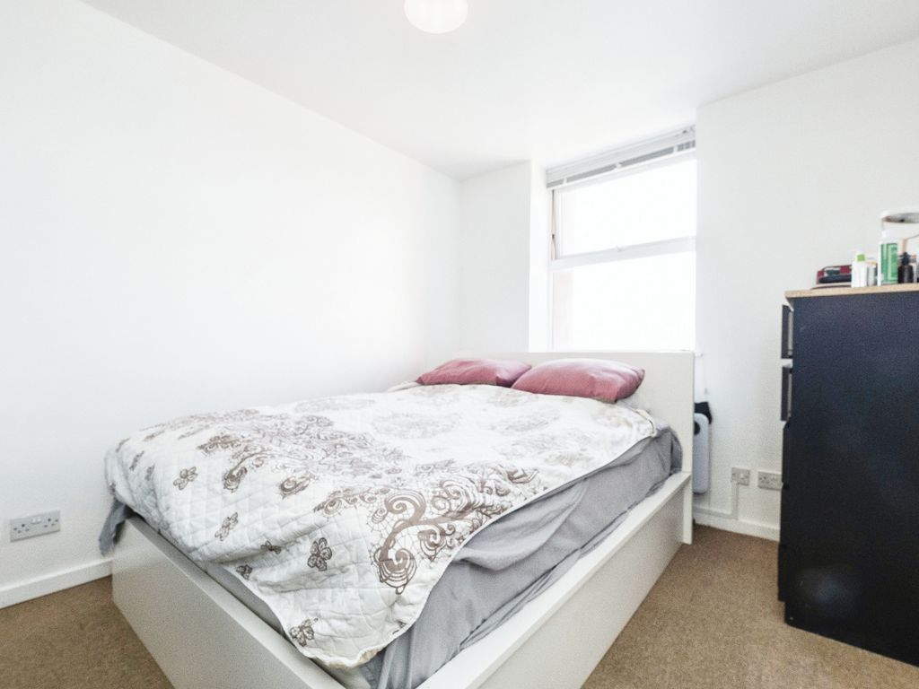 1 bed flat for sale in Romford Road, London E7, £250,000