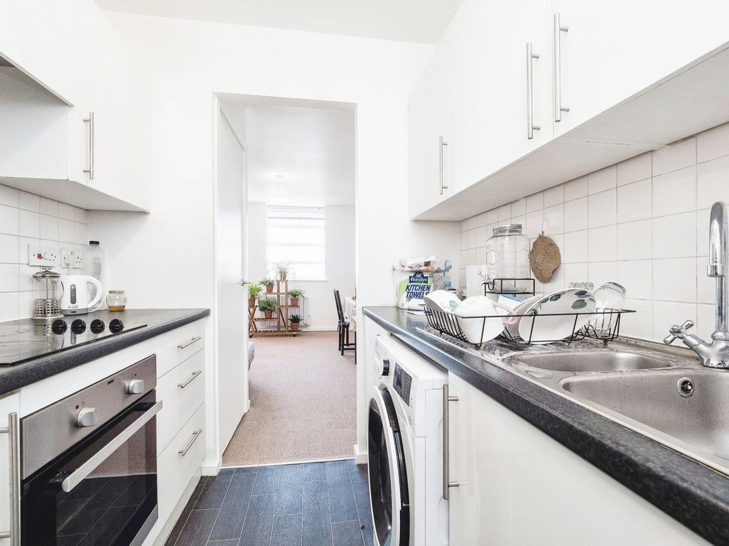 1 bed flat for sale in Romford Road, London E7, £250,000