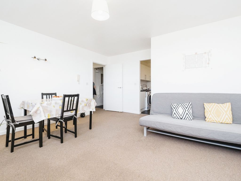 1 bed flat for sale in Romford Road, London E7, £250,000