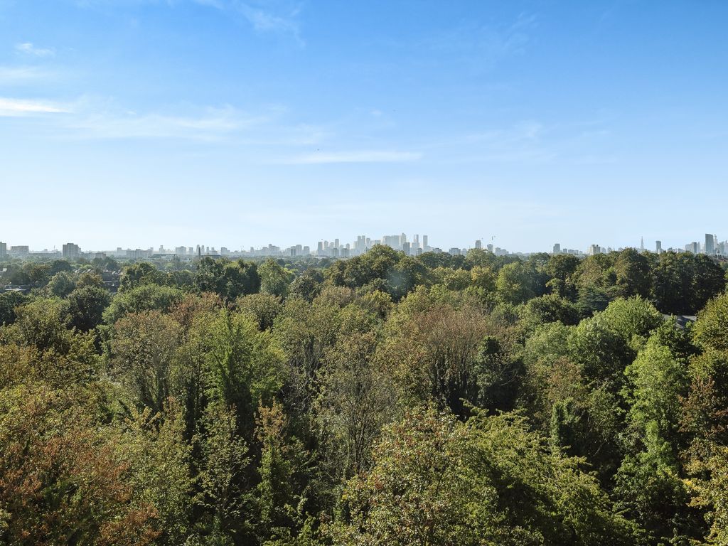 1 bed flat for sale in Romford Road, London E7, £250,000