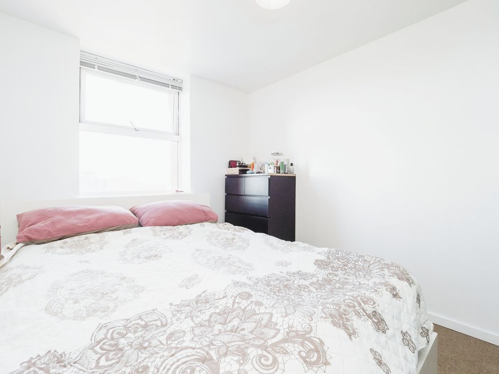 1 bed flat for sale in Romford Road, London E7, £250,000