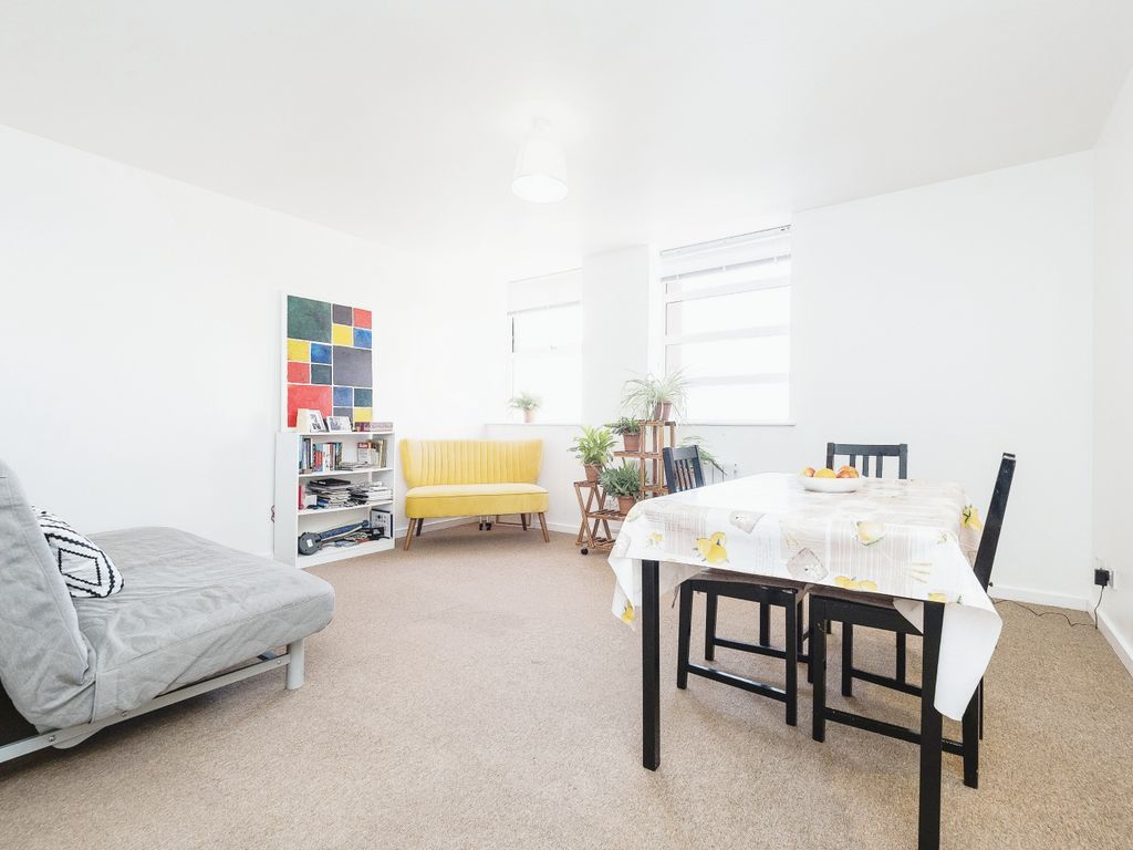 1 bed flat for sale in Romford Road, London E7, £250,000