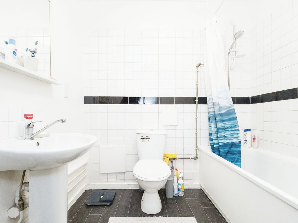 1 bed flat for sale in Romford Road, London E7, £250,000