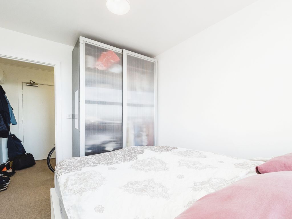 1 bed flat for sale in Romford Road, London E7, £250,000