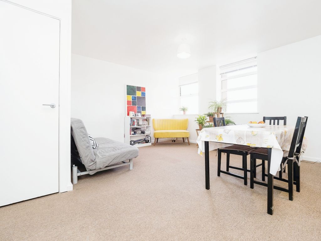 1 bed flat for sale in Romford Road, London E7, £250,000