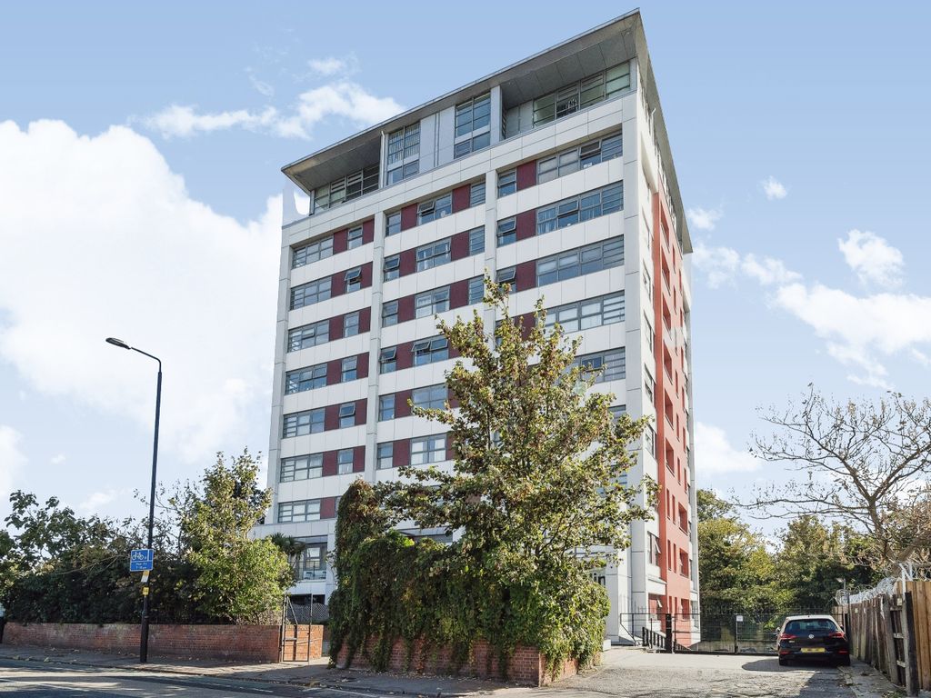 1 bed flat for sale in Romford Road, London E7, £250,000