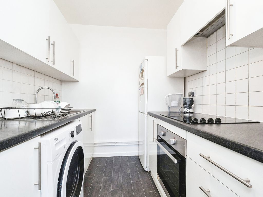 1 bed flat for sale in Romford Road, London E7, £250,000
