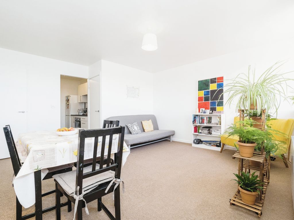 1 bed flat for sale in Romford Road, London E7, £250,000