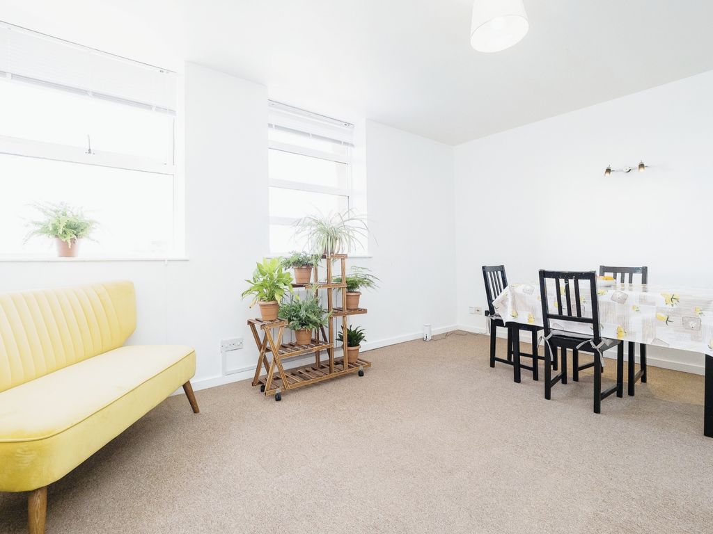 1 bed flat for sale in Romford Road, London E7, £250,000