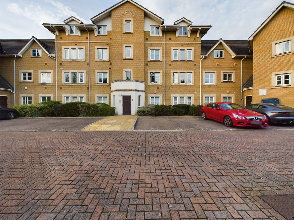 1 bed flat for sale in Walnut Close, Laindon, Basildon SS15, £200,000