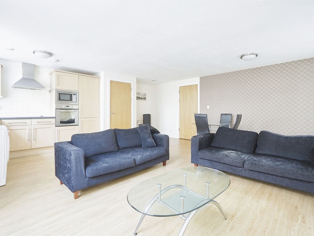 2 bed flat for sale in Brackendale, Bradford BD10, £85,000