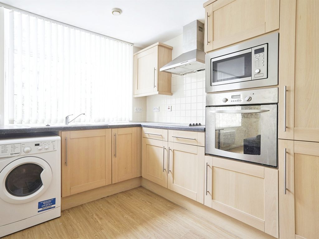 2 bed flat for sale in Brackendale, Bradford BD10, £85,000