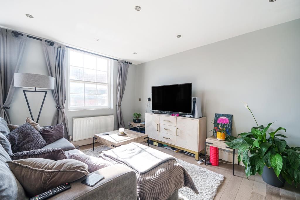 1 bed flat for sale in High Street, Wallingford OX10, £230,000