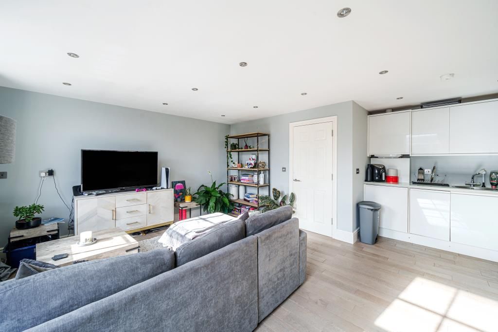 1 bed flat for sale in High Street, Wallingford OX10, £230,000