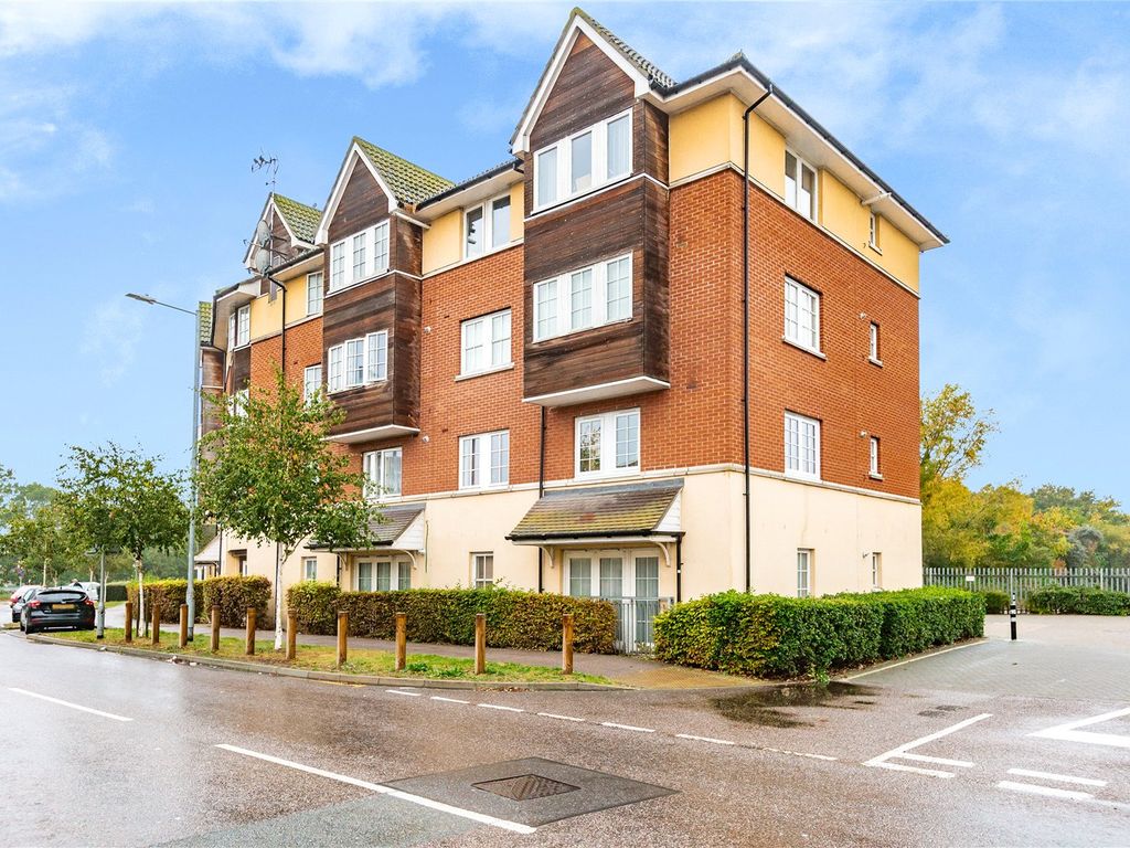 2 bed flat for sale in Churchill Avenue, Basildon, Essex SS14, £230,000