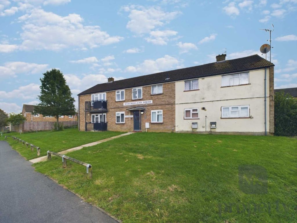 2 bed flat for sale in Forfar Drive, Bletchley MK3, £180,000