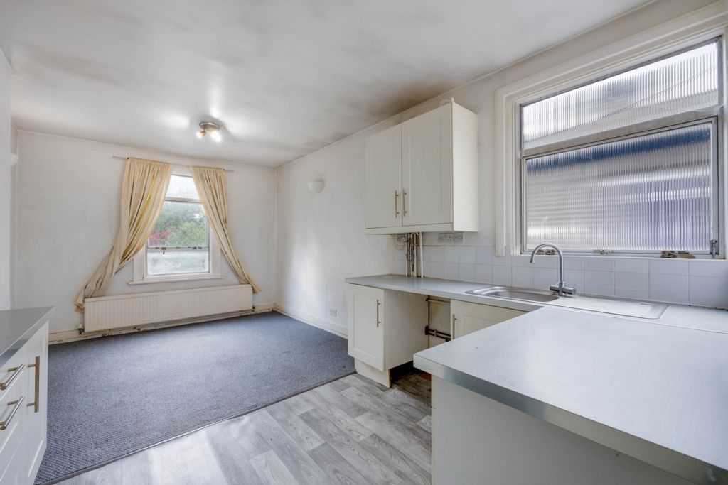 2 bed flat for sale in Farley Road, Catford SE6, £265,000