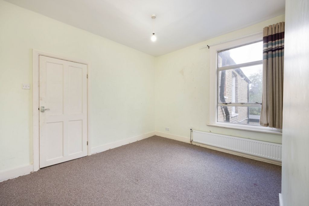 2 bed flat for sale in Farley Road, Catford SE6, £265,000