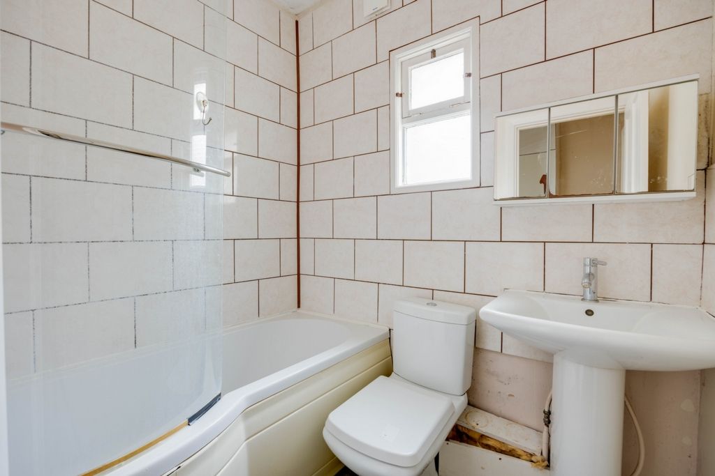 2 bed flat for sale in Farley Road, Catford SE6, £265,000