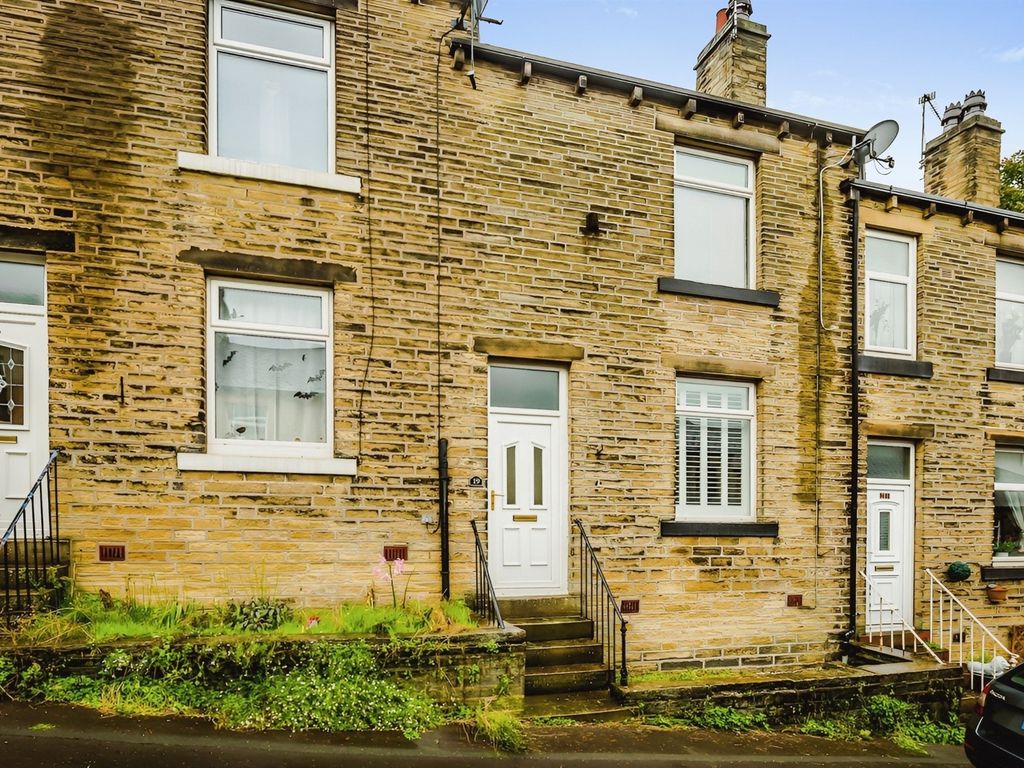 2 bed terraced house for sale in Calder Avenue, Halifax HX2, £150,000