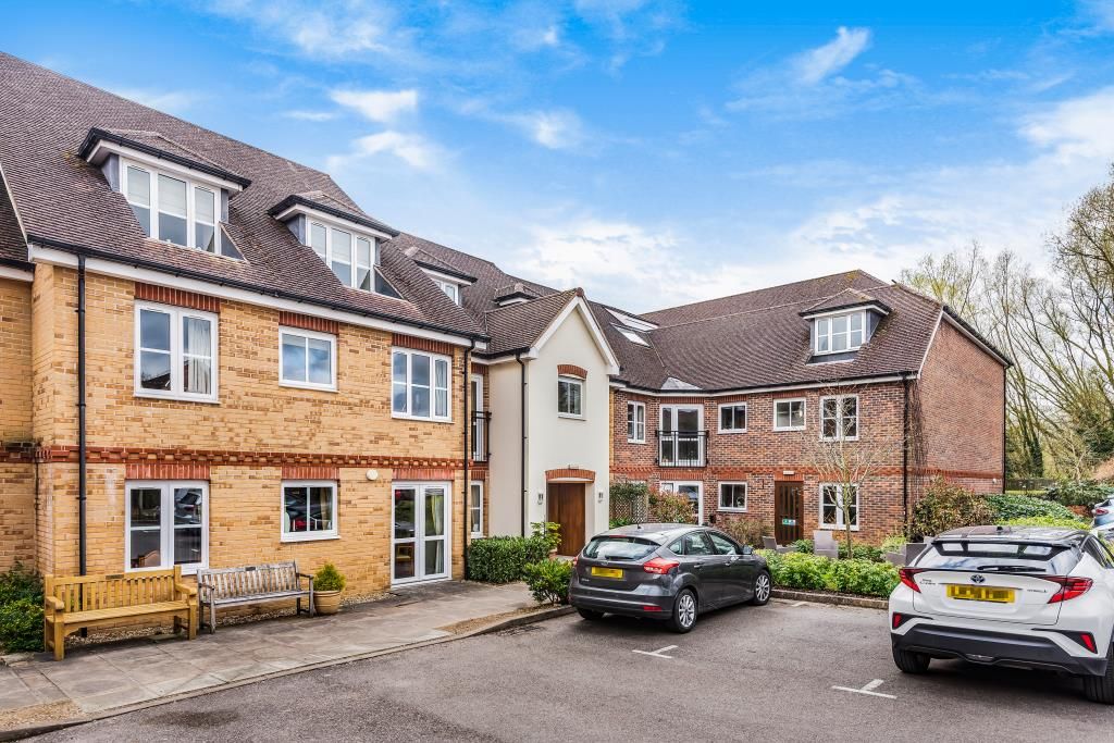 2 bed flat for sale in Brackley, Northamptonshire NN13, £100,000