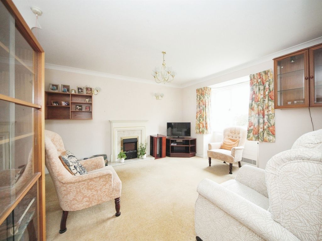 2 bed flat for sale in Hancock Drive, Luton LU2, £250,000